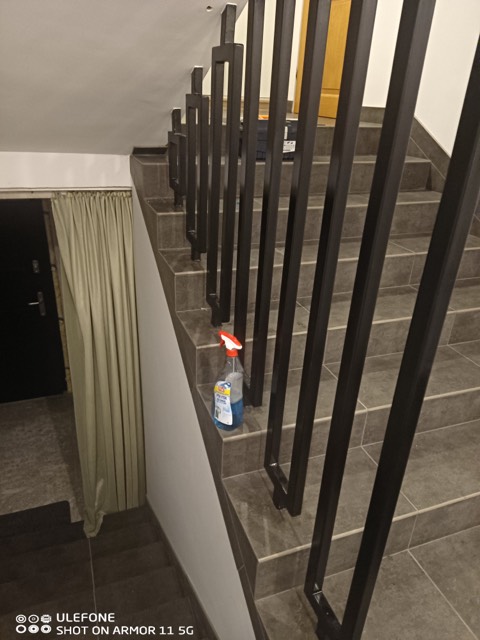 Balustrada schodów z pionowych prętów