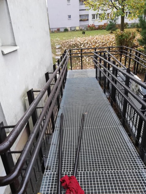 Pochylnia z poręczami przy budynku